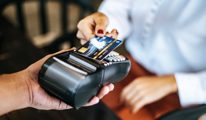 Выплаты апрельских пенсий и пособий стартовали: безналично, суммы увеличены.