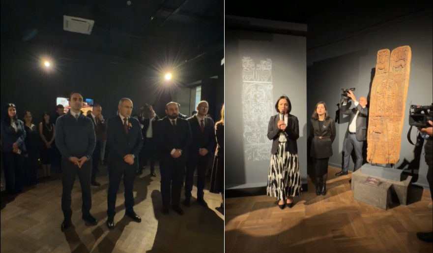 Пашинян в Музее истории Армении на выставке створки двери армянской церкви