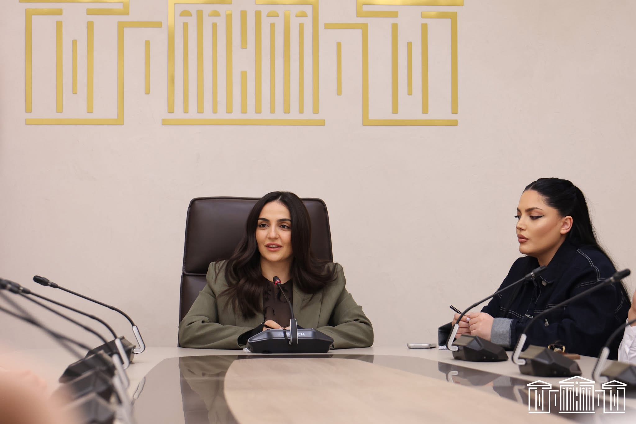 Нужно быть морально нагим, чтобы чувствовать себя духовно бесхозным в собственной стране и искать себя хозяином в третьей стране. Алхас Казарян