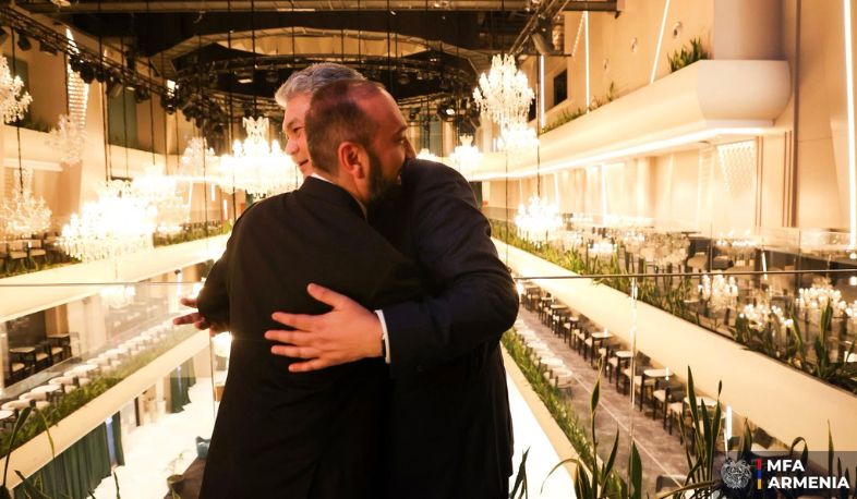 Арарат Мирзоян приветствовал прибывшего в Ереван министра иностранных дел Казахстана.