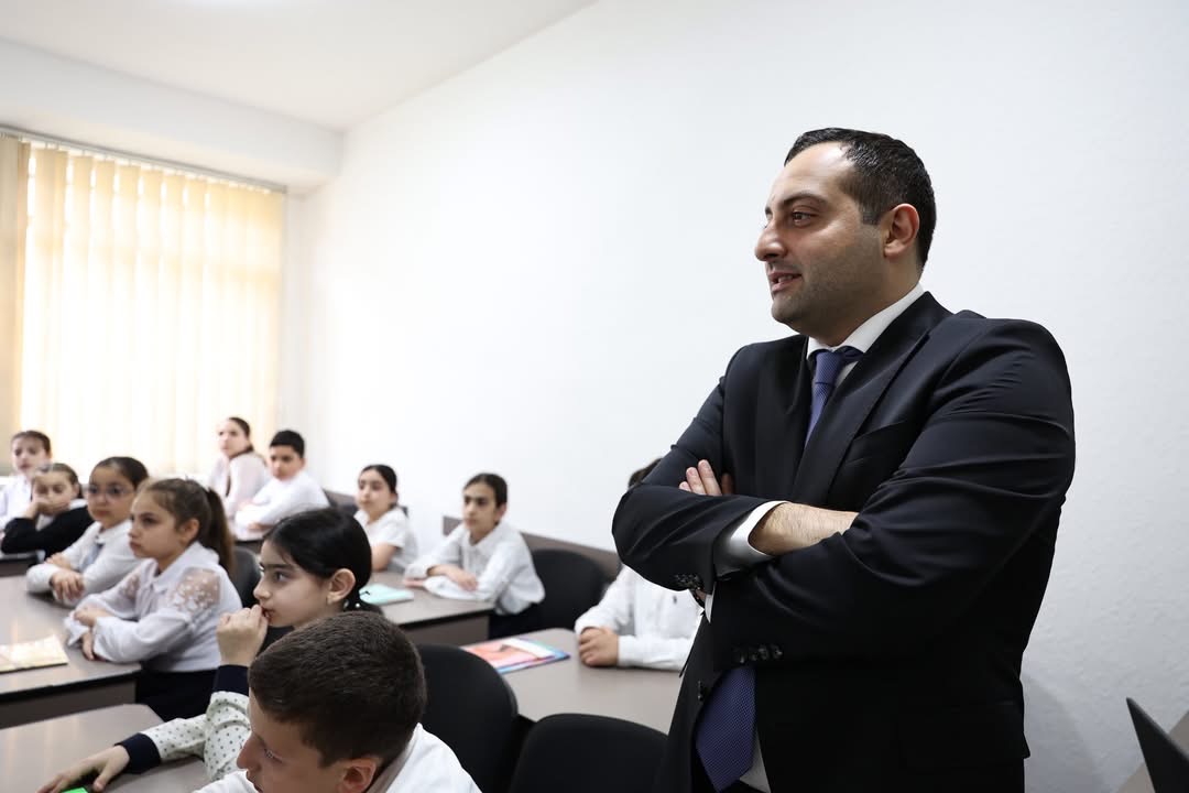 Левон Ованнисян вместе с мэром Еревана Тиграном Авиняном посетил четыре художественные и музыкальные школы, находящиеся в ведении мэрии.