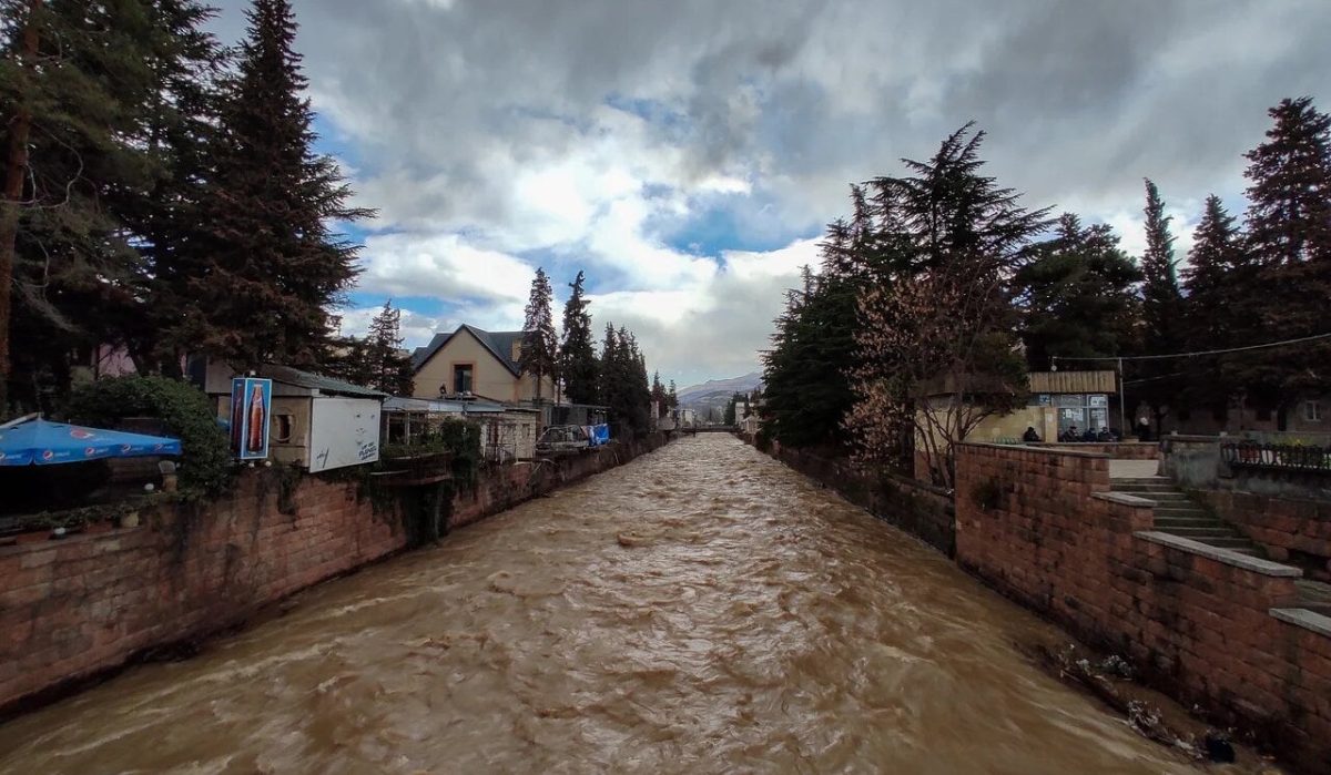 В реках наблюдается повышение уровня воды. Спасательная служба перешла на усиленный режим службы.