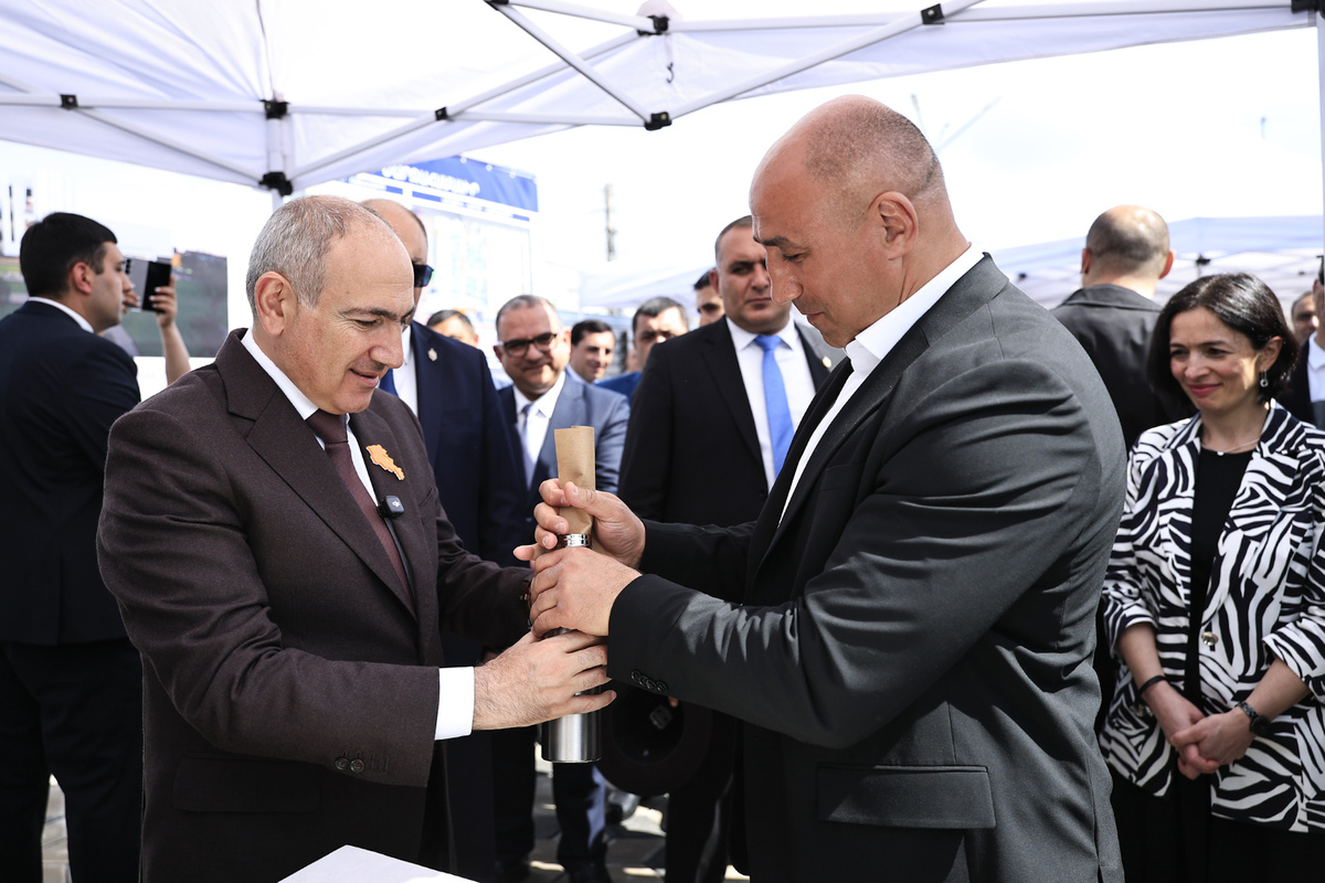 Премьер-министр присутствовал на церемонии закладки фундамента детско-юношеского спортивного комплекса имени Артура Абрахама.