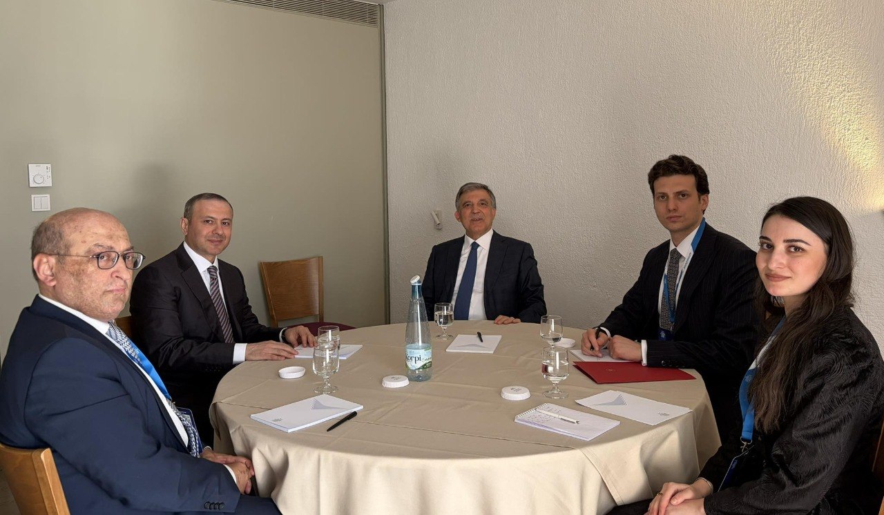 Ապրիլի 22-ին ՀՀ ԱԽ քարտուղար Արմեն Գրիգորյանը Դելֆի տնտեսական ֆորումի շրջանակում հանդիպել է Թուրքիայի 11-րդ նախագահ Աբդուլահ Գյուլի հետ: