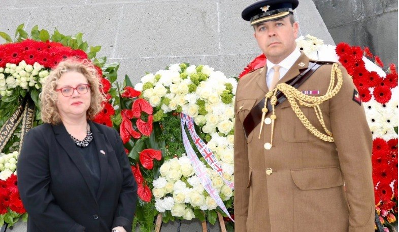 Важно помнить всех жертв и пострадавших, работая над мирным будущим региона. Посол Великобритании посетил Цицернакаберд.