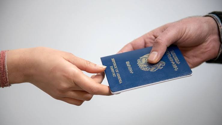 Текущие «синие паспорта» для граждан РА будут действовать до истечения срока их действия.