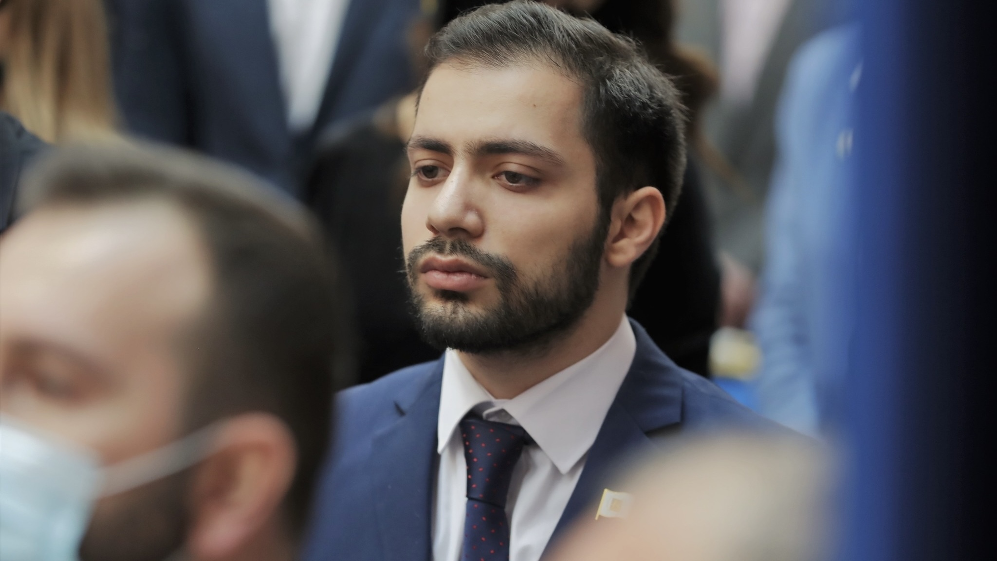 В тех же дворах те же люди обещают сотни голосов всем трем вашим штабам, но в итоге кинут всех троих.
Армен Галджян — трем оппозиционным силам.