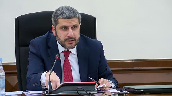 Учитывая вышеизложенное обстоятельство, руководствуясь наилучшими интересами города Еревана и императивом не допустить кризиса в управлении городом, я решил заявить самоотвод. Армен Памбухчян