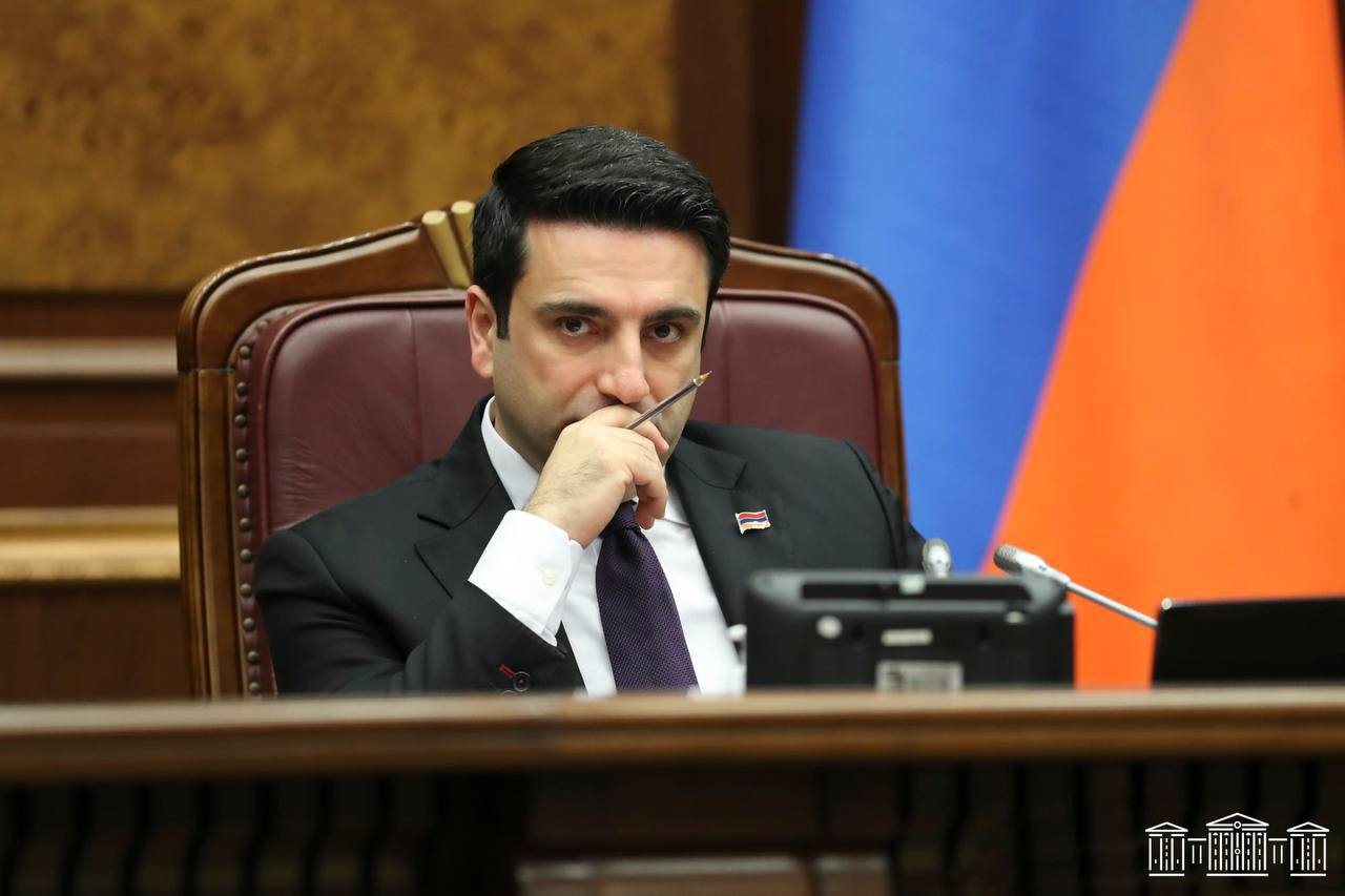 Что теперь, если подтвердится, что Нарек Карапетян также является гражданином РФ, станет ли первым номером «Сильной Армении» адвокат Роберта Кочаряна Арам Вардеванян? Ален Симонян