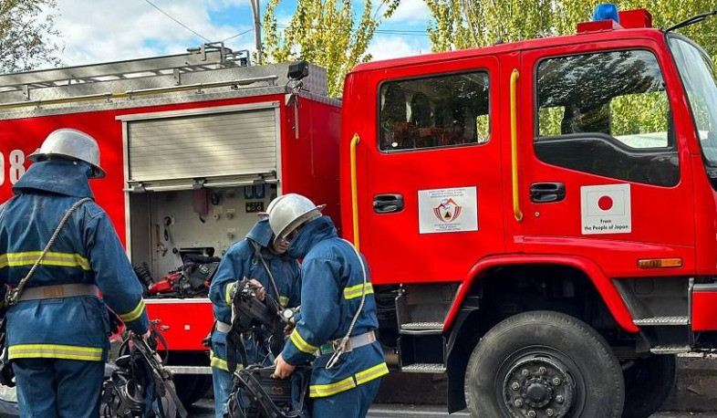 В одном из зданий Еревана горит квартира. На место происшествия выехали 4 боевых расчёта, 1 автолестница.