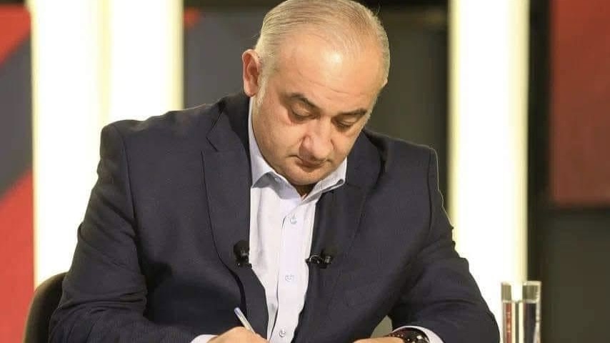Часть тех, кто с утра до вечера говорит об усилении армии, изливает яд и ненависть в Facebook, видя новое оружие и трансформацию армии.
Петрос Казарян