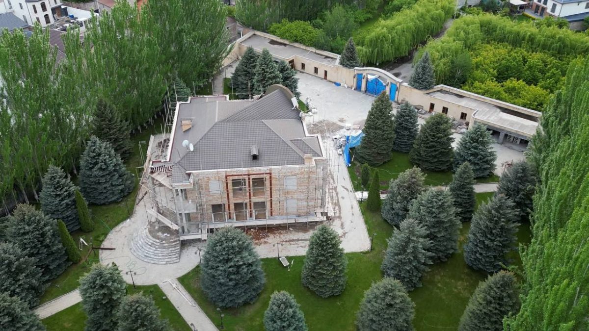 С территории особняка Карапета Гулояна, ставшего государственной собственностью, совершено хищение камней и имущества.