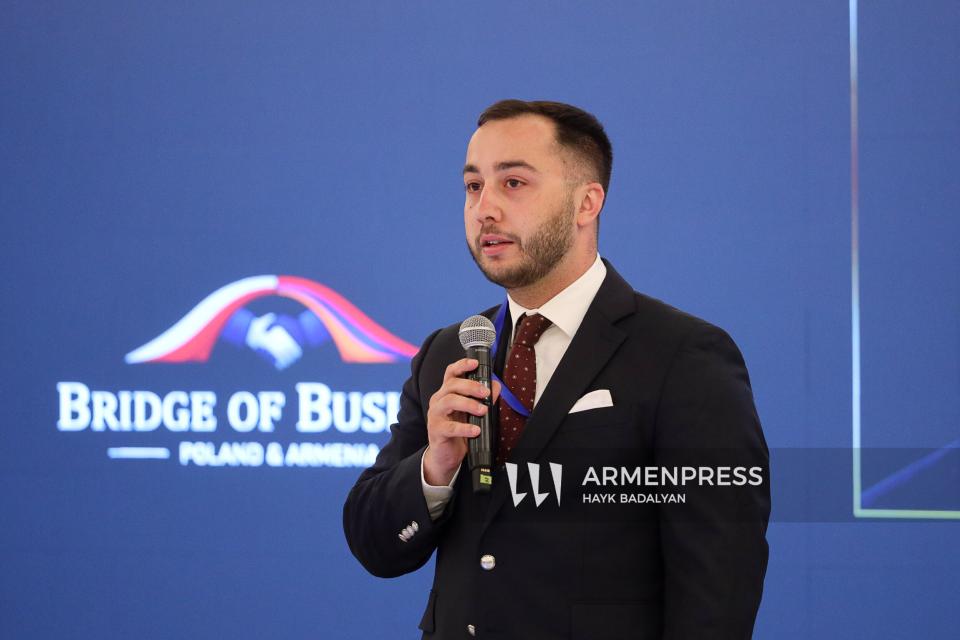 В результате переговоров армянских и польских предпринимателей 20 грузовых автомобилей, груженных армянскими абрикосами, отправятся в Польшу.
