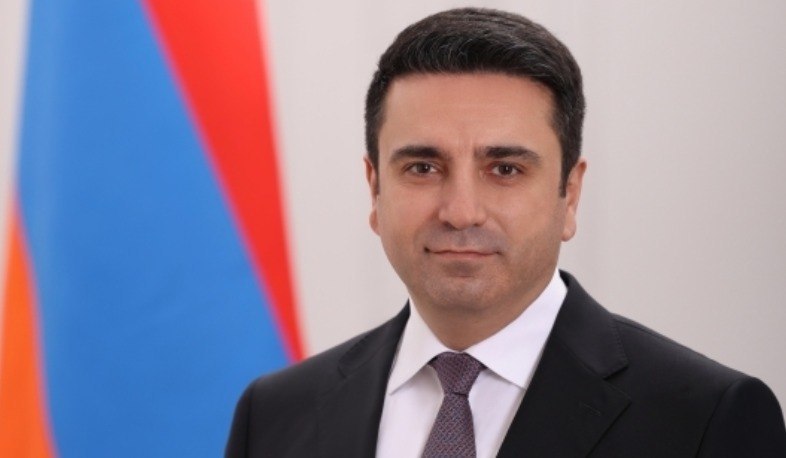 Ուրեմն լսե՛ք ու փոխանցե՛ք բոլորին, ուշադի՛ր լսեք՝ ընտրակաշառք տված կուսակցությունները, լրտեսներով և օտարերկրյա գործակալներով լի կուսակցություններն ԸՆԴՀԱՆՐԱՊԵՍ մանդատ չունեն. Ալեն Սիմոնյան