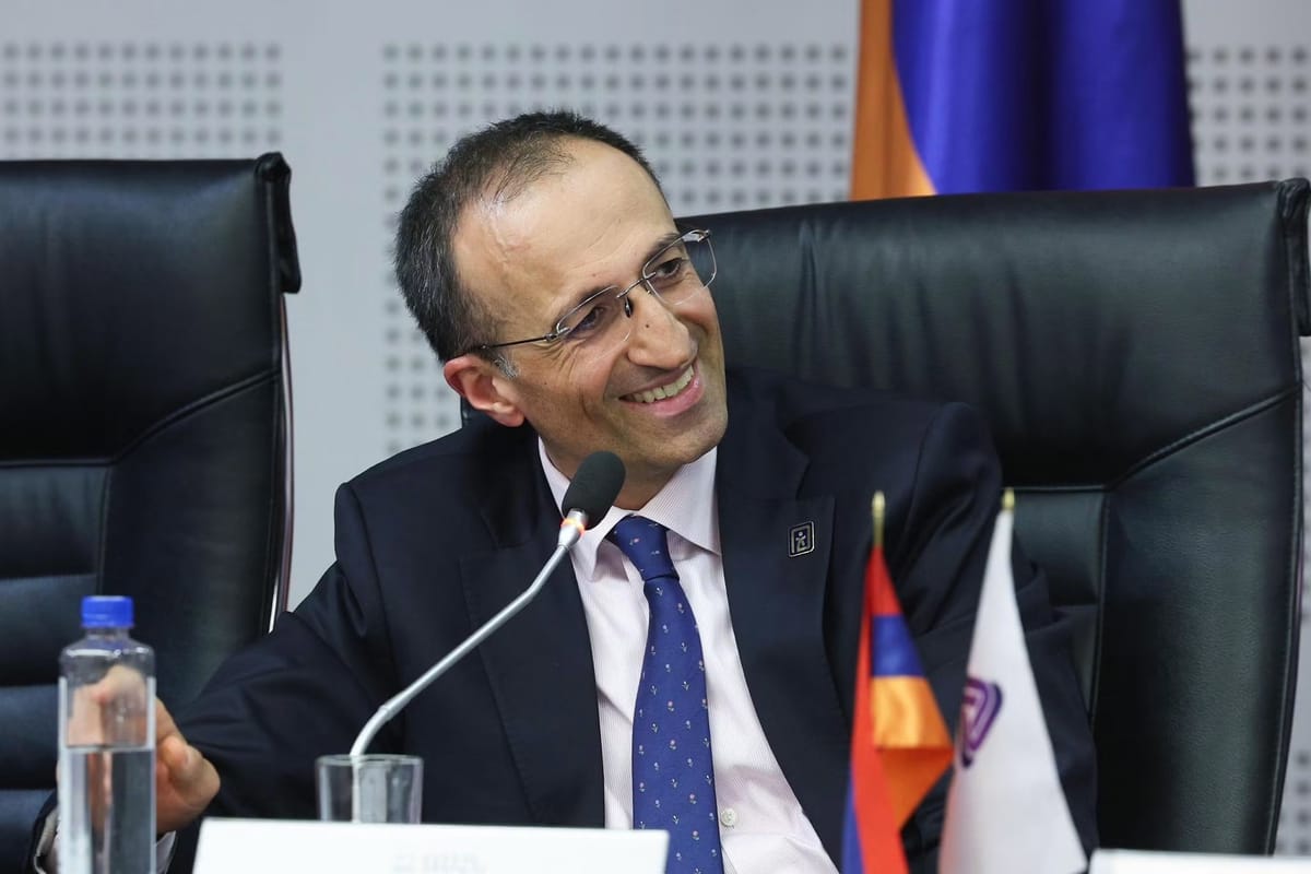 Շնորհավորում եմ բոլոր հայրերին տոնի առթիվ և ցանկանում հիշեցնել հենց նրանց վերաբերող որոշ օրենսդրական կարգավորումների և երաշխիքների մասին. Արսեն Թորոսյան