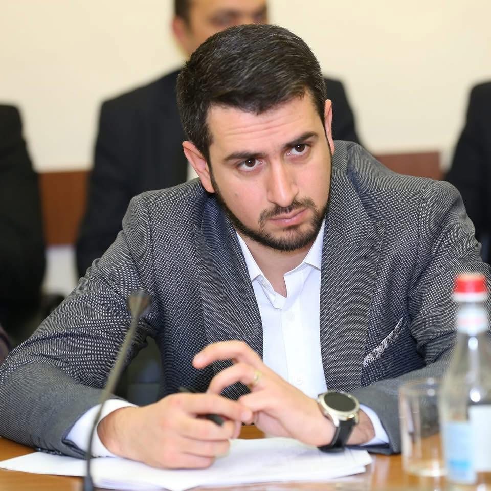 Правильно ли я понимаю, что сильные сначала обсуждают, брать ли мандаты или нет, а потом уже ждут решения КС? Нарек Бабаян