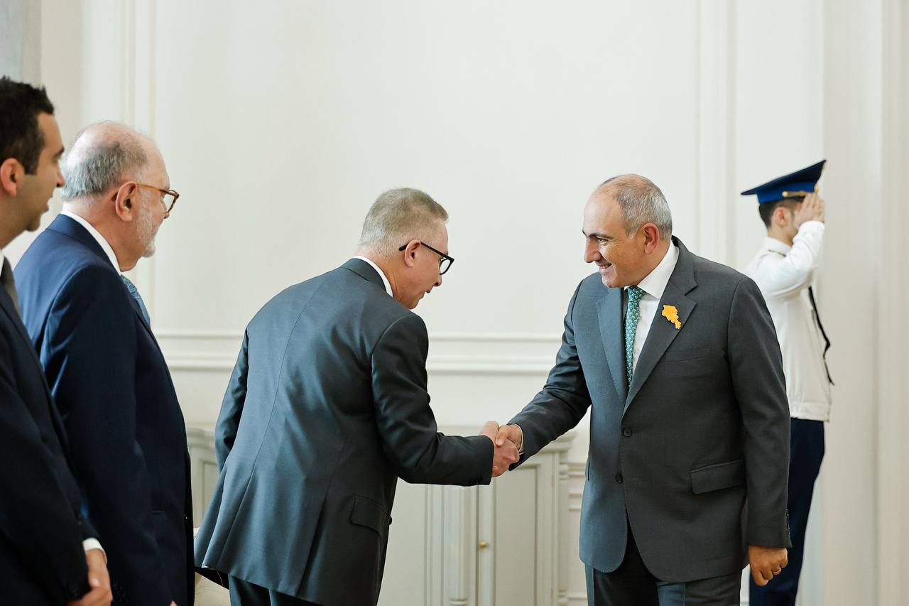 Премьер-министр обсудил с президентом благотворительной НПО AMAA вопросы, касающиеся строительства нового образовательного комплекса в Варденисе.