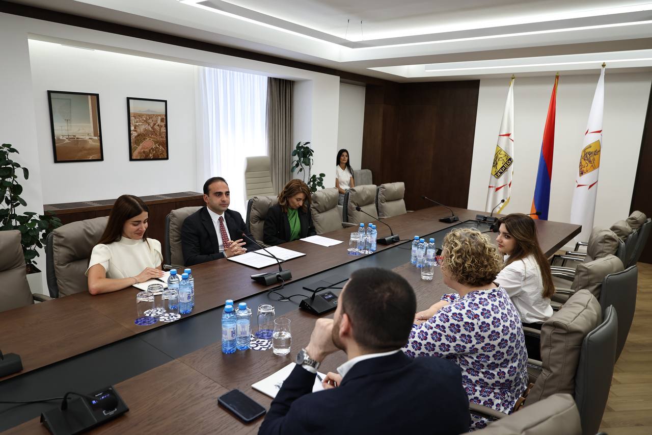 Երևանի քաղաքապետ Տիգրան Ավինյանն ընդունել է ՀՀ–ում Մեծ Բրիտանիայի և Հյուսիսային Իռլանդիայի Միացյալ Թագավորության արտակարգ և լիազոր դեսպան  Ալեքսանդրա Քոուլին: