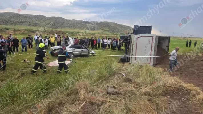 В Арагацотне столкнулись автомобиль и грузовик. 3 человека погибли на месте.