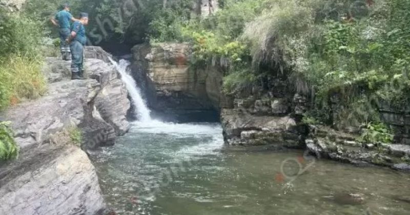 Փրկարարներն ու հատուկ ջրասուզակը Գողթանիկի ջրվեժում որոնում են 21-ամյա տղայի մարմինը.