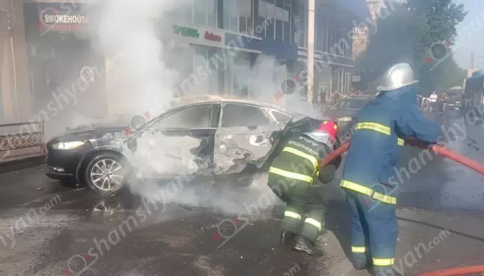 На улице Оганова загорелся «Ford Fusion»; водитель был доставлен в больницу.