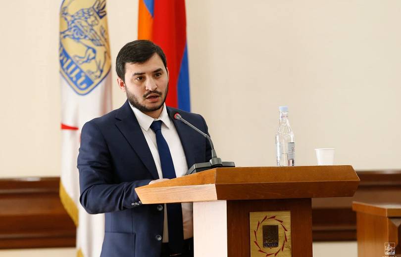 Ընտրակաշառքի մեղադրանքով մեղադրվող «Ուժեղ Հայաստան» խմբակցության պատգամավորների դատարանի դահլիճից այսօր ազատվելը Հովհաննես Դավթյանի ներկայացումից անհամեմատ ավելի ծիծաղելի է։ Հայկ Սահակյան