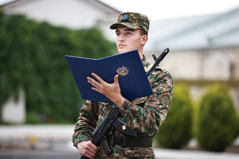 Начались церемонии военной присяги, новобранцам предоставляется двухдневный отпуск. Папикян
