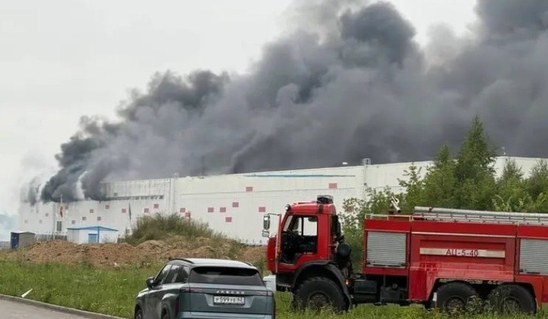 Атака БПЛА в Рязани: сгоревшие территории, разрушенные квартиры, есть раненые; эвакуирован логистический пункт Wildberries