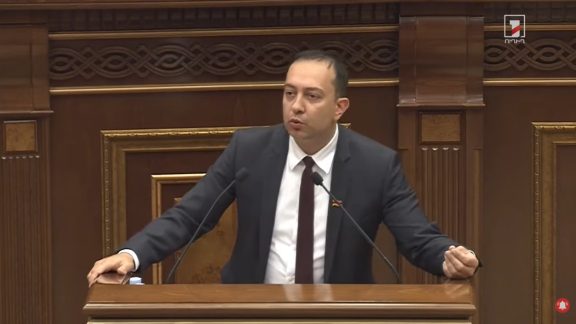 Երդման տեքստի ժամանակ ոտքի չկանգնելը քաղաքական մշակույթի տեսանկյունից ի՞նչ ուղերձ էր հանրությանը. Էդուարդ Աղաջանյանը՝ ընդդիմադիրներին