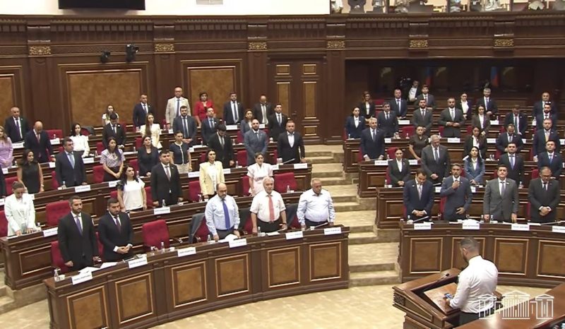 Депутаты минутой молчания почтили память жертв геноцида езидов в Синджаре.