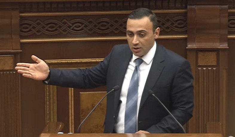 Друзья, просто посмотрите вокруг себя: Тарон Чахоян отреагировал на обвинения оппозиционных депутатов.