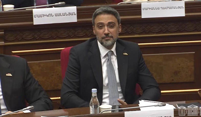 Тигран Абрамян представил биографию кандидата на должность заместителя председателя НС Арама Вардеваняна.