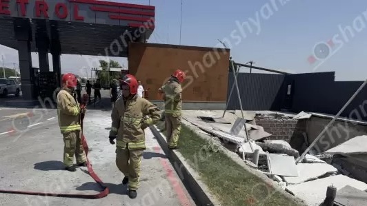 По дороге в Сардарапат, на автозаправочной станции, произошел взрыв; есть двое пострадавших.