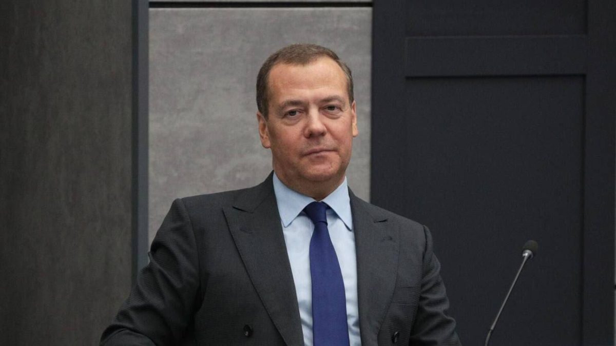 Медведев угрожает Армении.