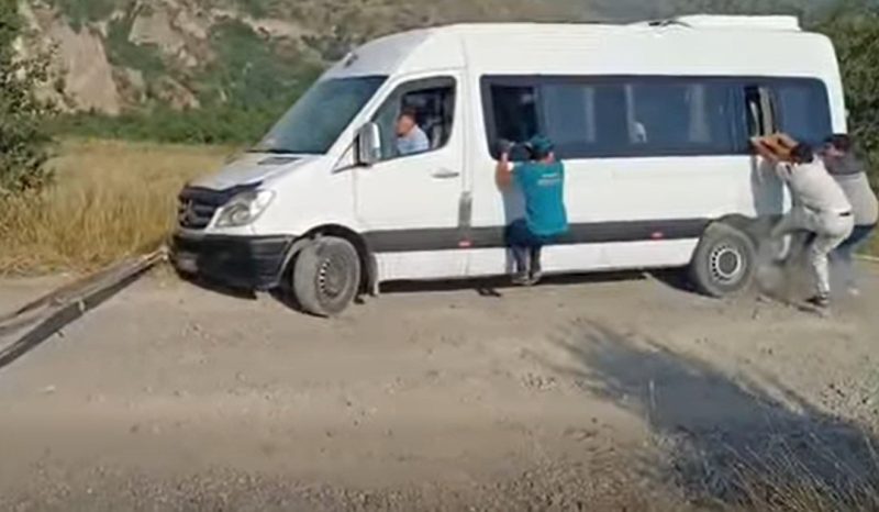 В Хндзореске автомобиль, перевозивший туристов, съехал с дороги; спасатели предотвратили возможные тяжелые последствия.