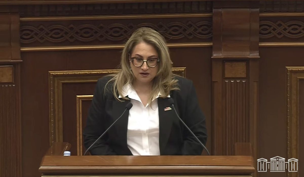 Депутат Асмик Енгоян от фракции «Сильная Армения» принесла свою депутатскую присягу.