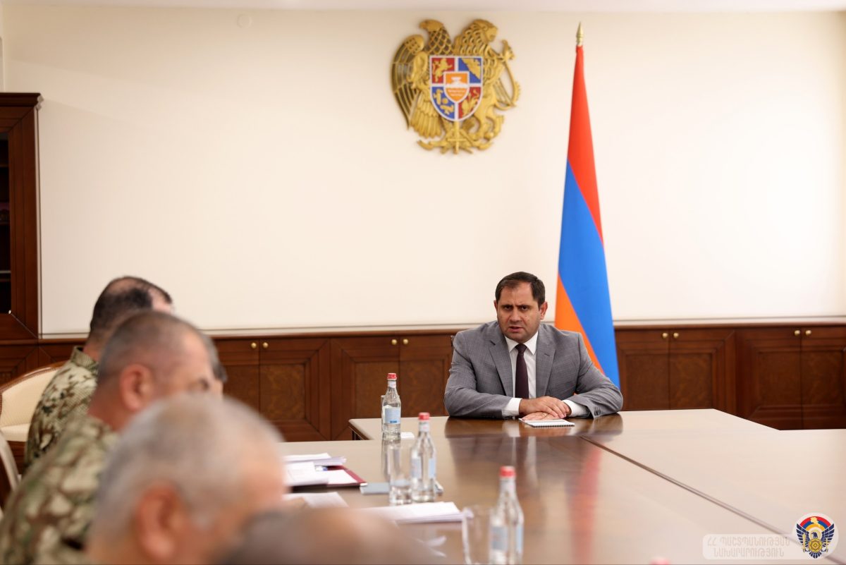 Сурен Папикян провёл совещание по вопросу комплектования офицерского, прапорщицкого и сержантского составов в ВС.