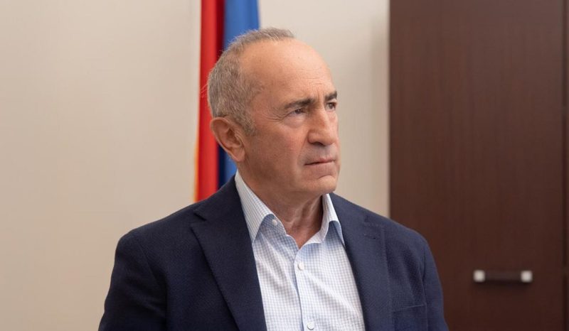 Роберта Кочаряна на машине скорой помощи доставили в больницу из Антикоррупционного комитета.
