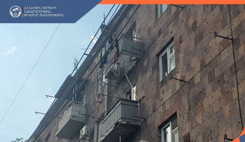 На улице Багратуняц обрушился балкон; один человек госпитализирован.