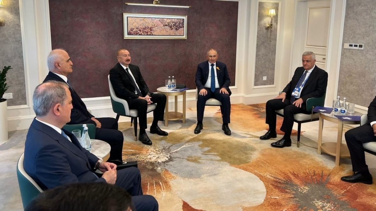 В Бишкеке проходит встреча премьер-министра Армении Никола Пашиняна и президента Азербайджана Ильхама Алиева.
