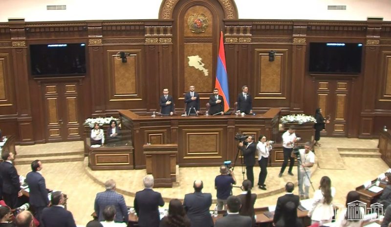 9-րդ գումարման Ազգային ժողովի երկրորդ նստաշրջանը մեկնարկեց ՀՀ պետական օրհներգի կենդանի կատարմամբ: