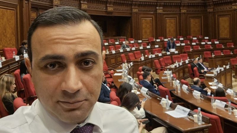 Пустые кресла оппозиции продолжают усердно работать. Тарон Чахоян
