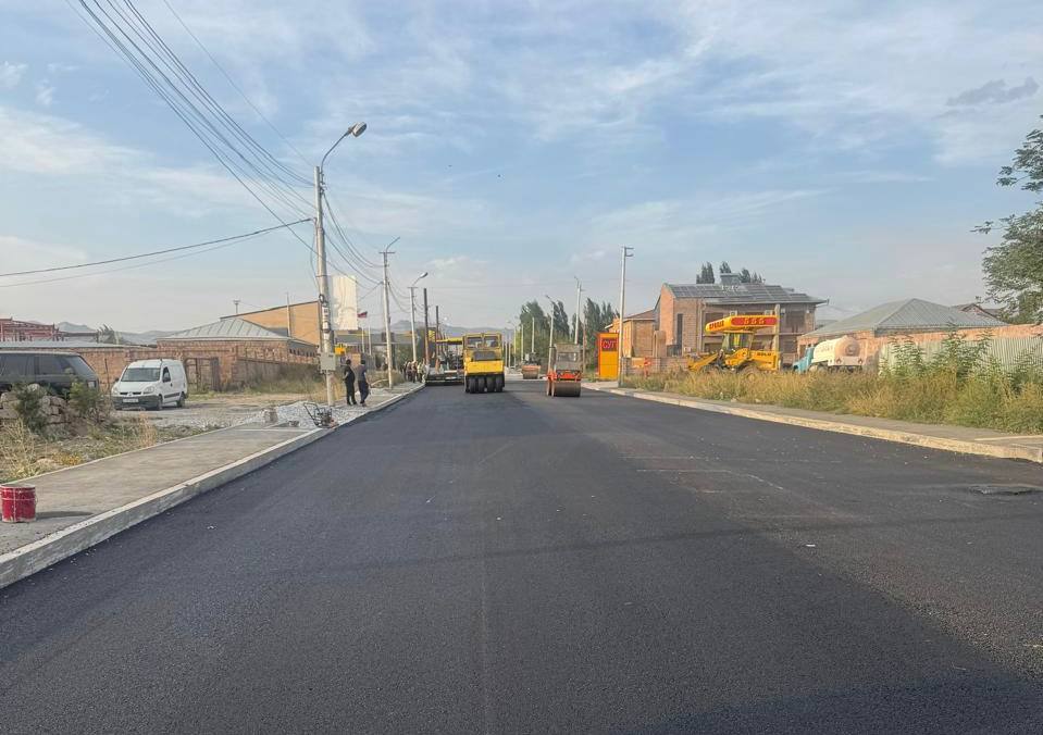 В Гюмри на улице Ширакаци начались работы по укладке асфальтобетонного покрытия.