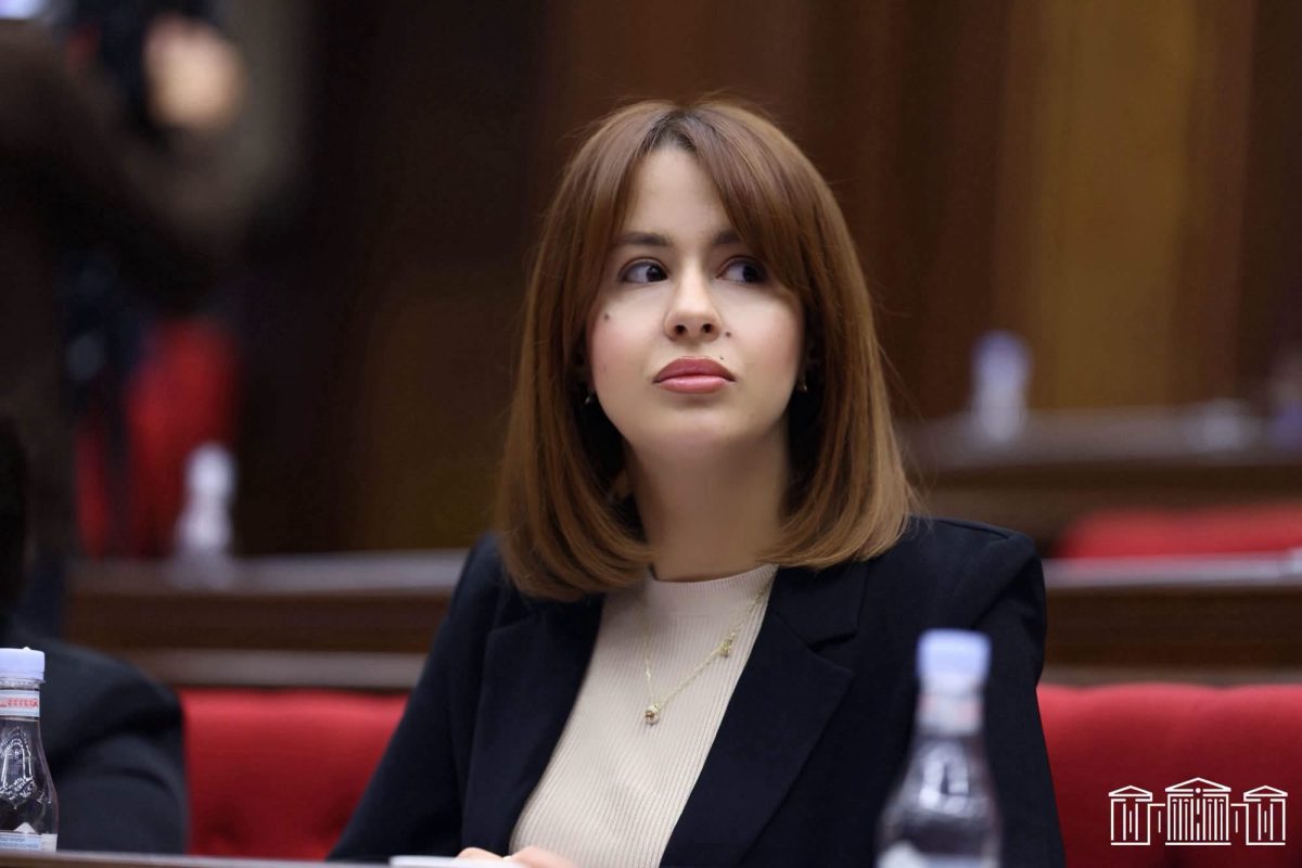 Օրերս հանդիպել եմ անմահ հերոս, զինծառայող Ալբերտ Հովհաննիսյանի հոր հետ, քննարկել ենք մեր Ալբերտի հուշապատկերի հետագա պահպանմանն ու հնարավոր լուծումներին վերաբերող հարցերը. Ջուլիետա Ազարյան