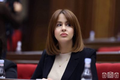 Օրերս հանդիպել եմ անմահ հերոս, զինծառայող Ալբերտ Հովհաննիսյանի հոր հետ, քննարկել ենք մեր Ալբերտի հուշապատկերի հետագա պահպանմանն ու հնարավոր լուծումներին վերաբերող հարցերը. Ջուլիետա Ազարյան