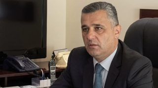Դատախազությունը պահանջում է Պետական եկամուտների կոմիտեում տարբեր պաշտոններ զբաղեցրած Աշոտ Արզումանյանից հօգուտ պետության բռնագանձել շուրջ 20 անշարժ և շարժական գույք, շուրջ 1,6 միլիարդ դրամ