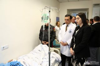 Министр внутренних дел посетил патрульного, получившего ранение в Котайке.