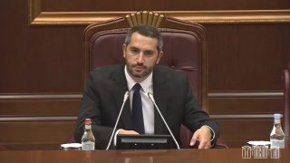 «Помощники депутатов «Сильной Армении» попытались проникнуть в зал заседаний НС, я сделаю это предметом служебного расследования», — Рубинян.