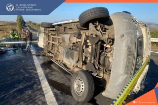 На автодороге Ереван-Севан перевернулся микроавтобус марки «Mercedes-Benz»; есть пострадавшие.