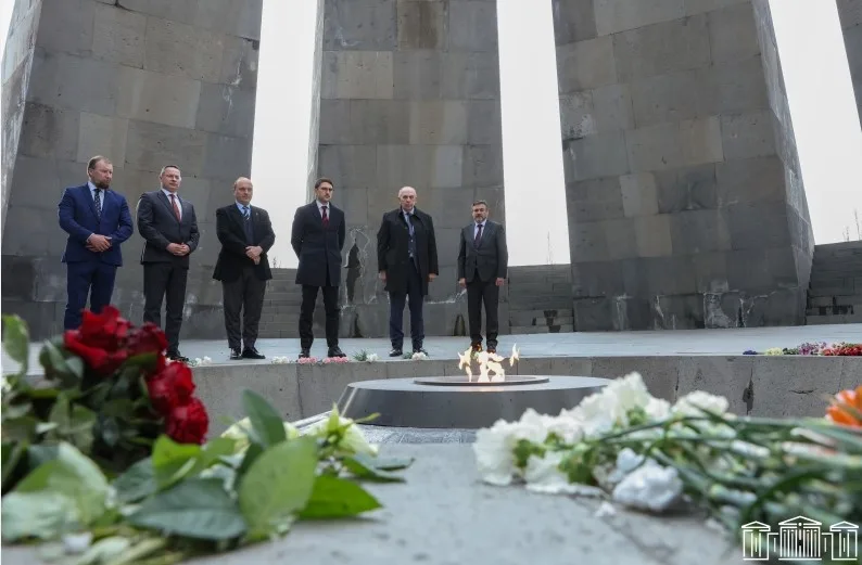 Важно: Делегация Сейма Литвы посетила мемориал Цицернакаберд.